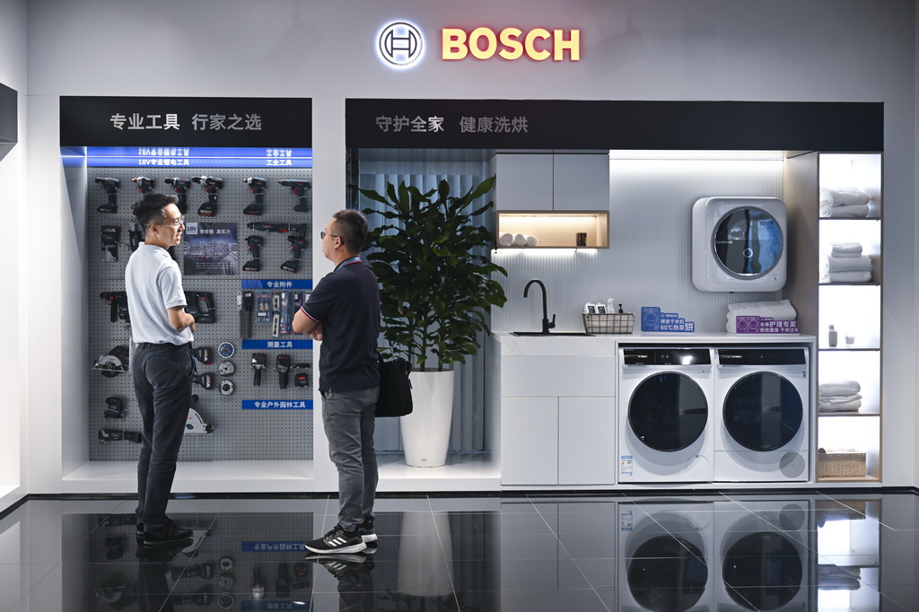 9月10日，在上海虹橋臨空經濟示范區內的博世公司展廳，來訪者在展品前交流。新華社記者 陳浩明 攝