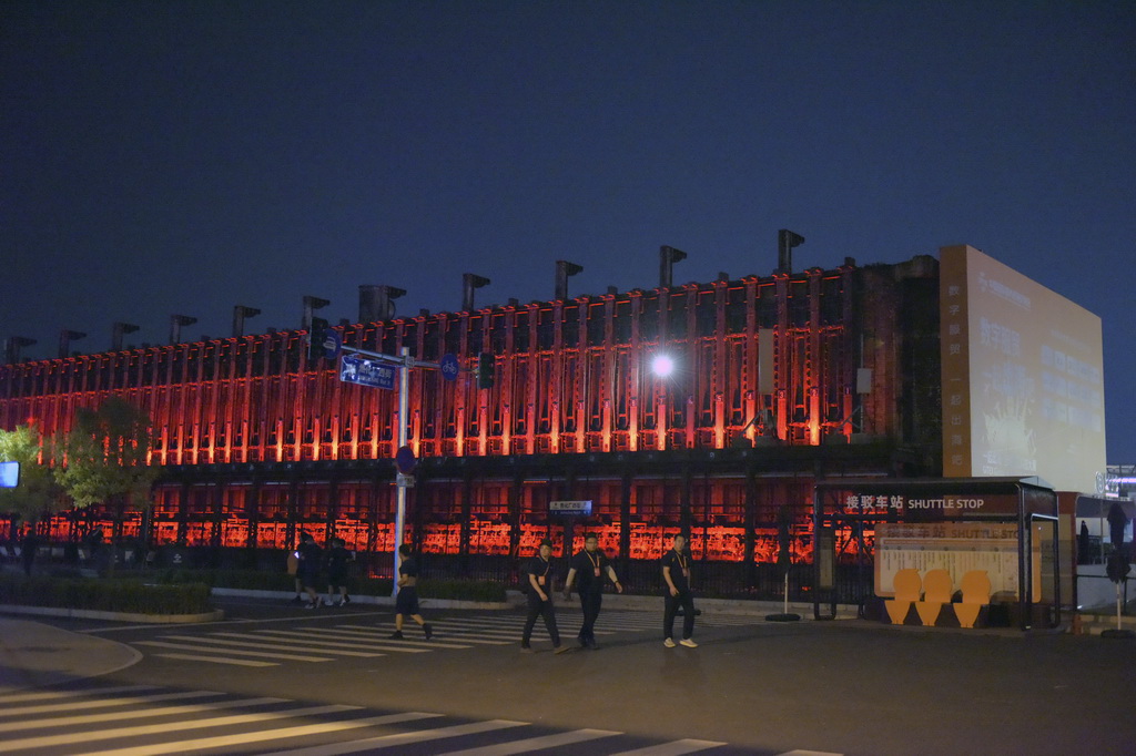 9月11日，人們行走在首鋼園區內。新華社記者 張新晶 攝