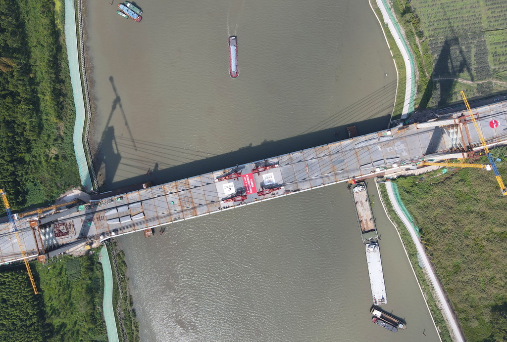 空中俯瞰嘉松公路越江新建工程主橋項目施工現場（9月11日攝，無人機照片）。