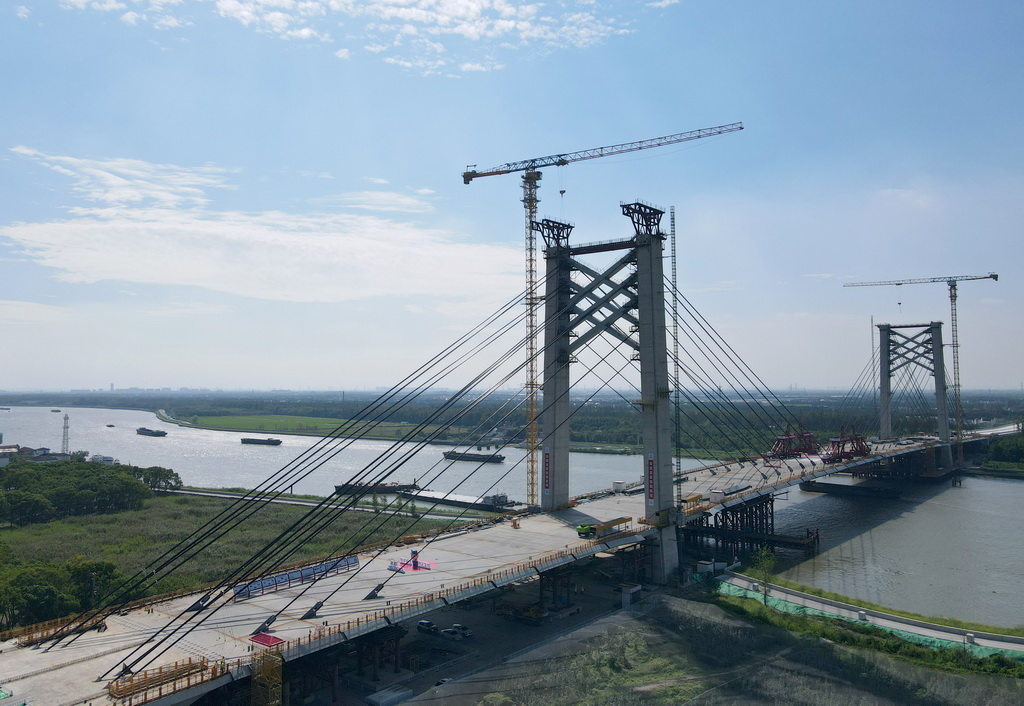 空中俯瞰嘉松公路越江新建工程主橋項目施工現場（9月11日攝，無人機照片）。