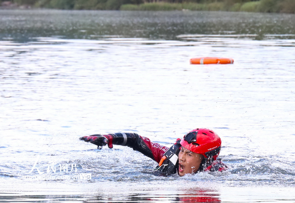 9月10日，訓練尖子在進行水陸兩棲比武競賽。