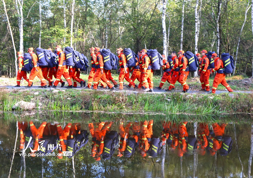 9月11日，黑龍江省森林消防總隊哈爾濱市支隊在進行負重行軍。