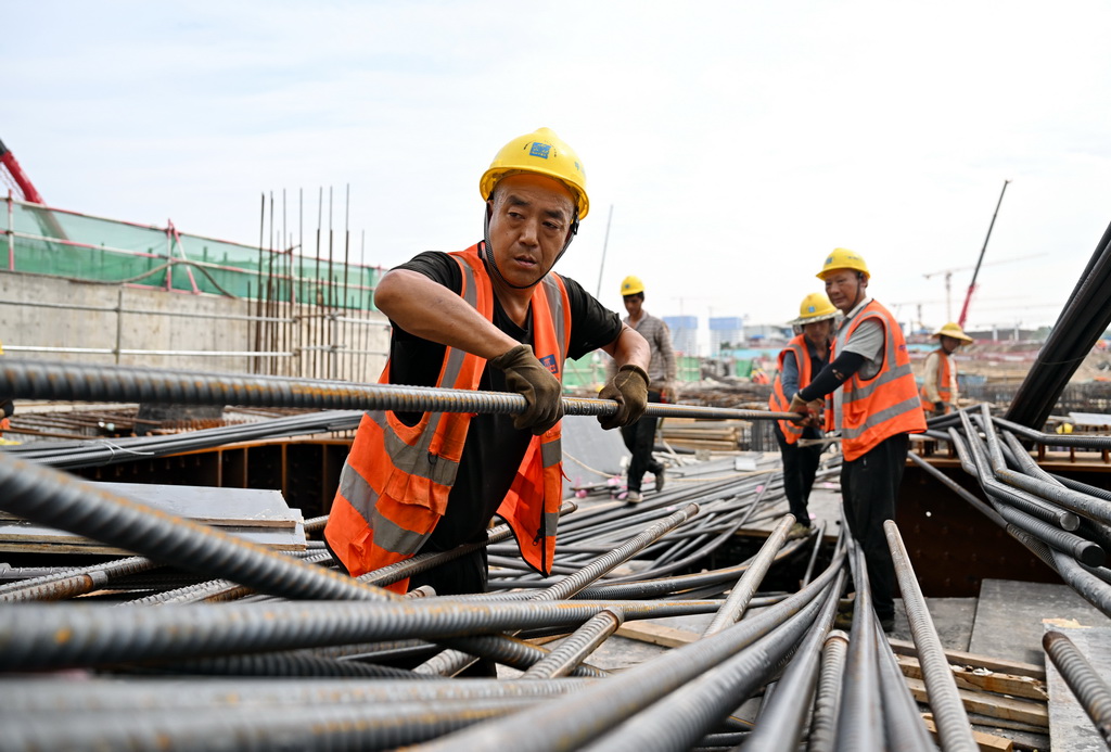 9月12日，工人在雄忻高鐵雄安地下段及相關配套工程四標段建設現場搬運鋼筋。