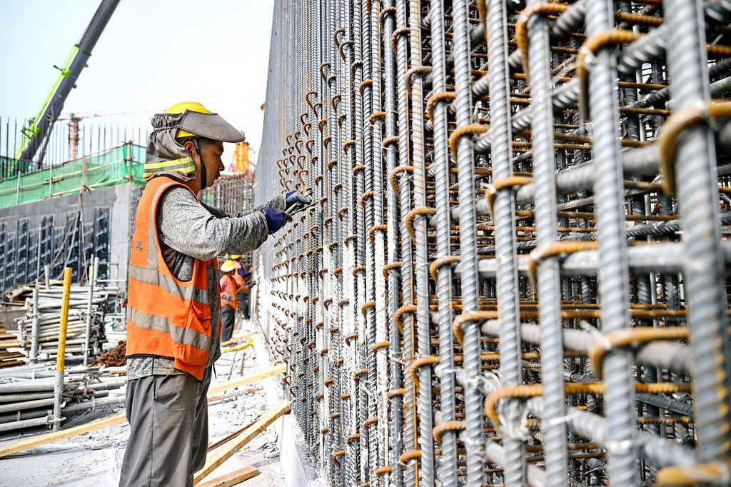 9月12日，工人在雄忻高鐵雄安地下段及相關配套工程四標段建設現場捆綁鋼筋。