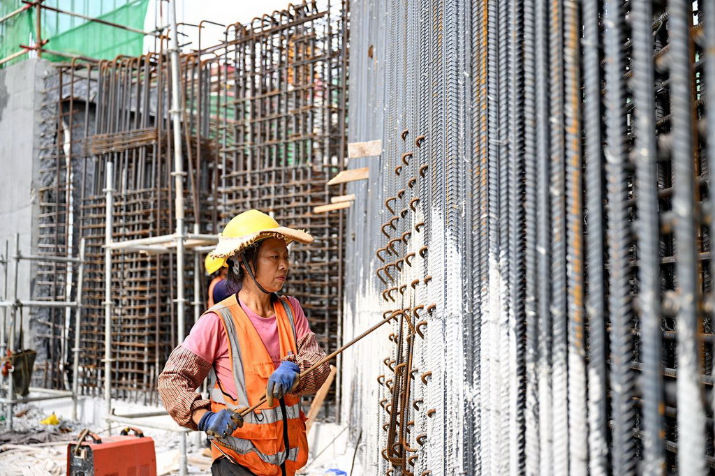 9月12日，工人在雄忻高鐵雄安地下段及相關配套工程四標段建設現場作業。