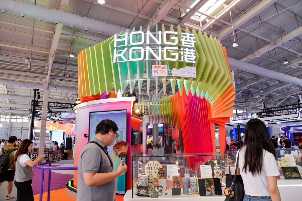 9月12日，在北京首鋼園，人們經過2025年服貿會香港展區。新華社記者 徐欽 攝