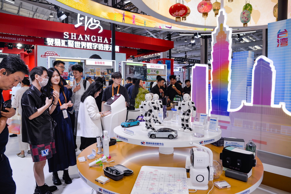 9月12日，在北京首鋼園，人們在2025年服貿會臺灣展區兩岸科技創新中心展臺前駐足、洽談。新華社記者 徐欽 攝