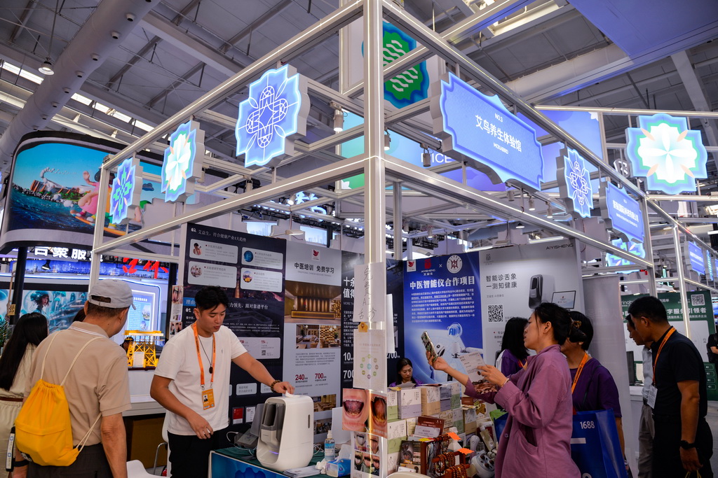 9月12日，在北京首鋼園，人們在2025年服貿會澳門艾鳥養生體驗館展臺參觀、咨詢。新華社記者 徐欽 攝