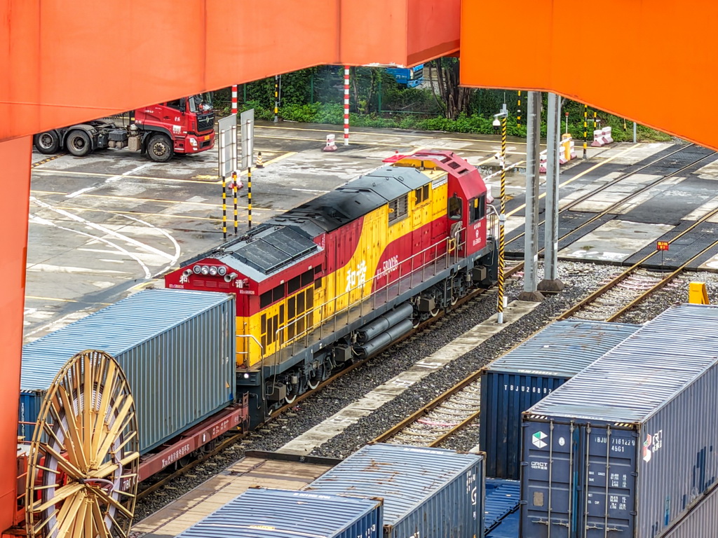 9月13日，滿載汽車零配件、筆記本電腦等貨物的中亞班列在重慶團結村中心站等待發車（無人機照片）。