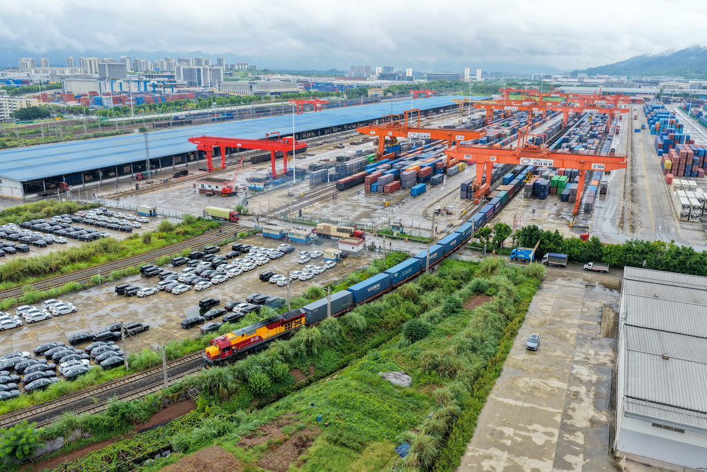 9月13日，滿載汽車零配件、筆記本電腦等貨物的中亞班列在重慶團結村中心站發車（無人機照片）。