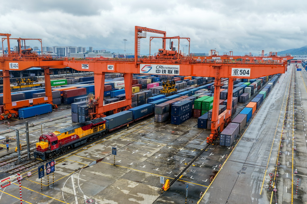 9月13日，滿載汽車零配件、筆記本電腦等貨物的中亞班列在重慶團結村中心站等待發車（無人機照片）。