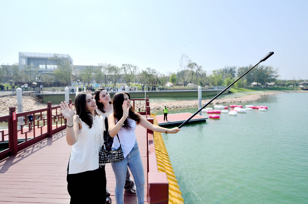 9月14日，外國游客在石家莊市元氏縣蟠龍湖景區拍照留念。