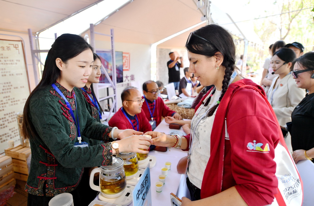 9月14日，外國游客在石家莊市元氏縣了解中醫藥文化。