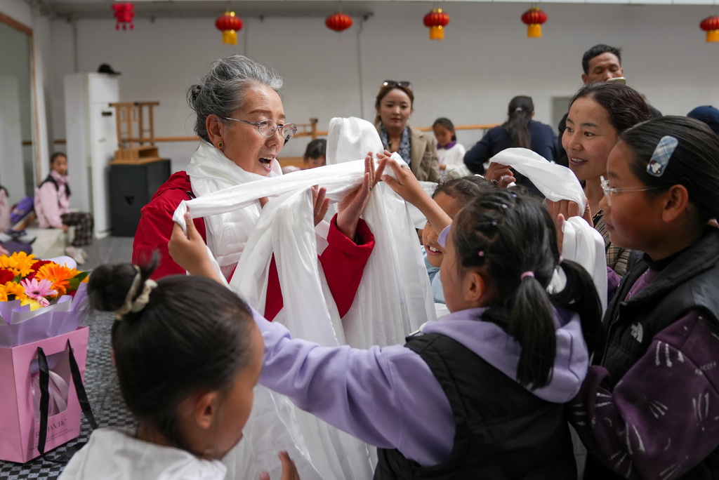 9月14日，孩子們給巴桑老師獻上哈達，送上遲到的教師節祝福。