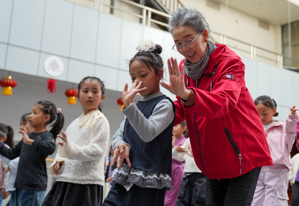 9月14日，巴桑老師在西藏自治區群藝館教授孩子們藏戲表演。