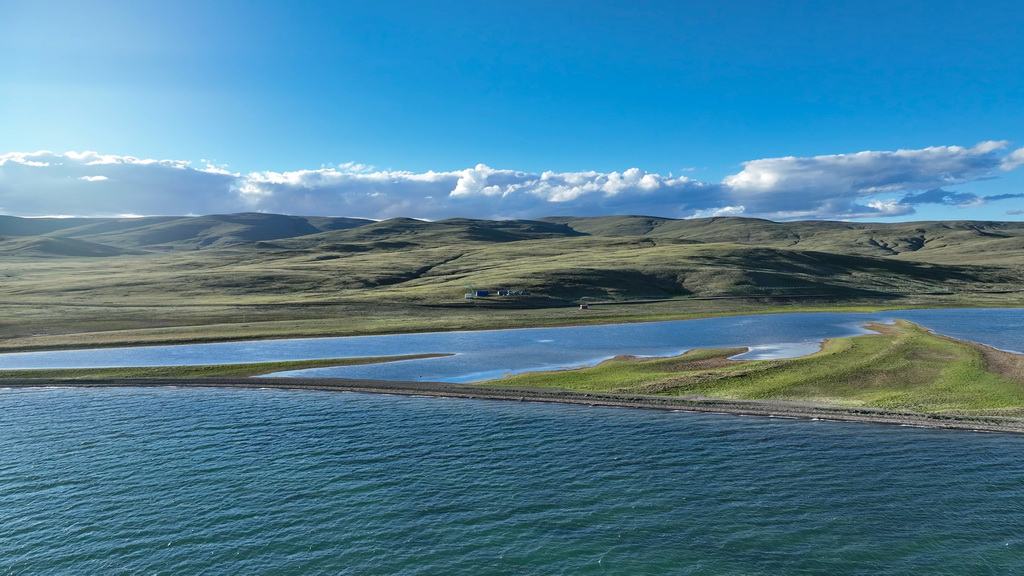 7月25日拍攝的“尕日塘秦刻石”所在地青海省果洛藏族自治州瑪多縣扎陵湖北岸（無人機照片）。新華社記者 杜笑微 攝