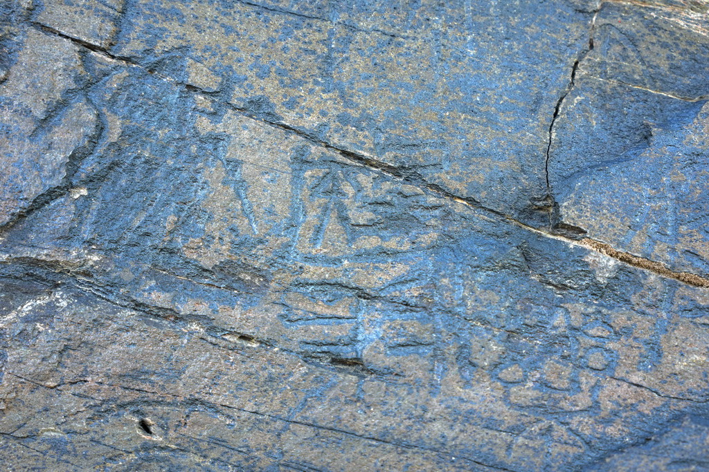 7月25日拍攝的“尕日塘秦刻石”。新華社記者 杜笑微 攝