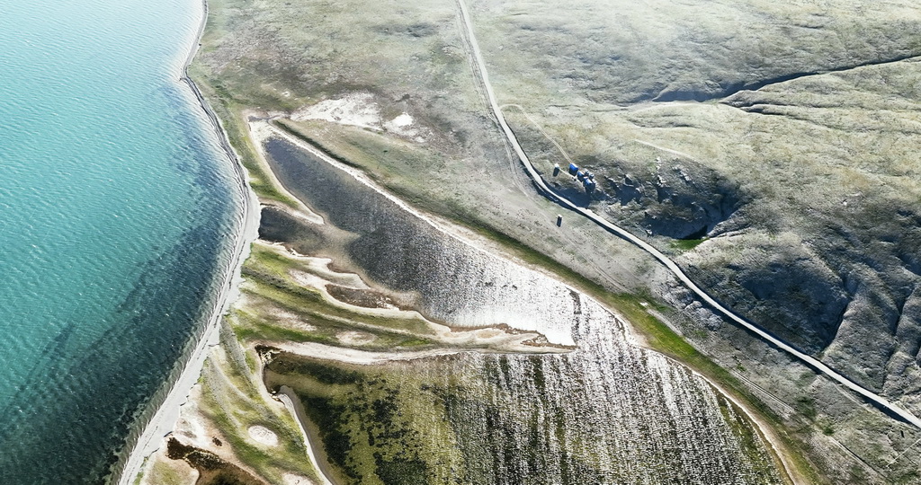 7月25日拍攝的“尕日塘秦刻石”所在地青海省果洛藏族自治州瑪多縣扎陵湖北岸（無人機照片）。新華社記者 杜笑微 攝