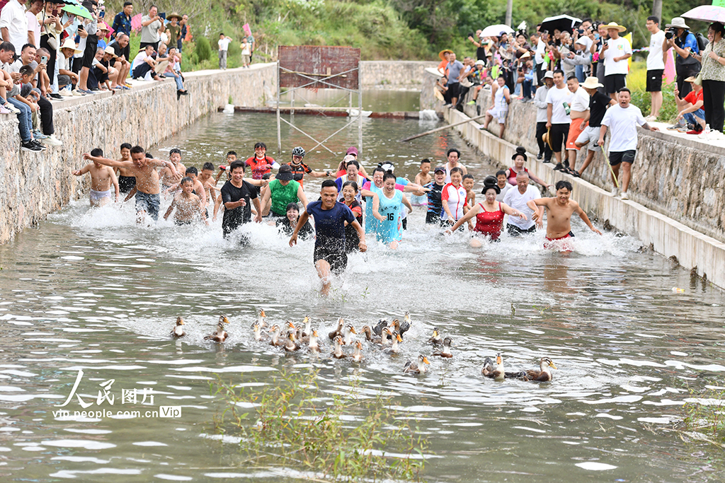 貴州凱里：趣味農事競賽樂翻天