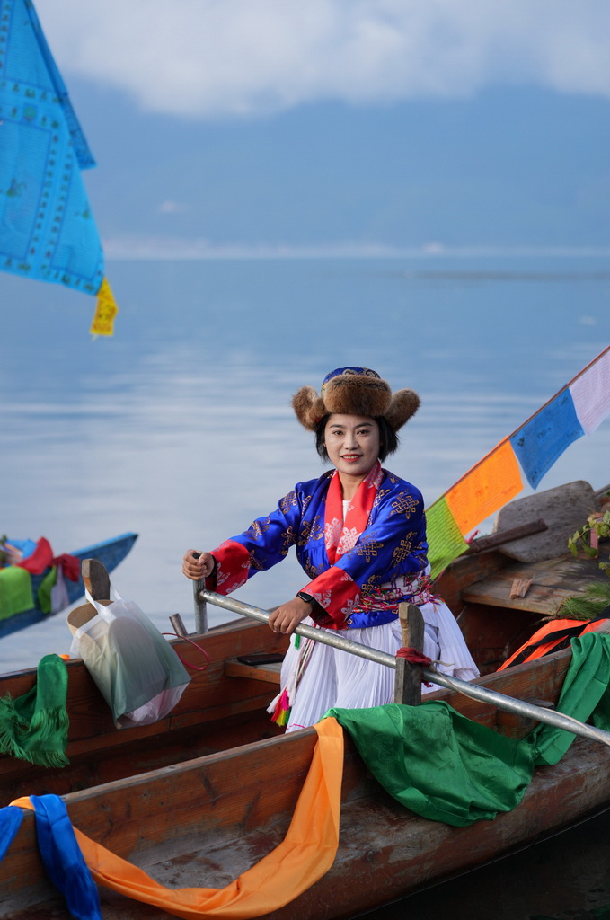 9月16日，一名當地女子身著盛裝準備駕駛豬槽船轉海。