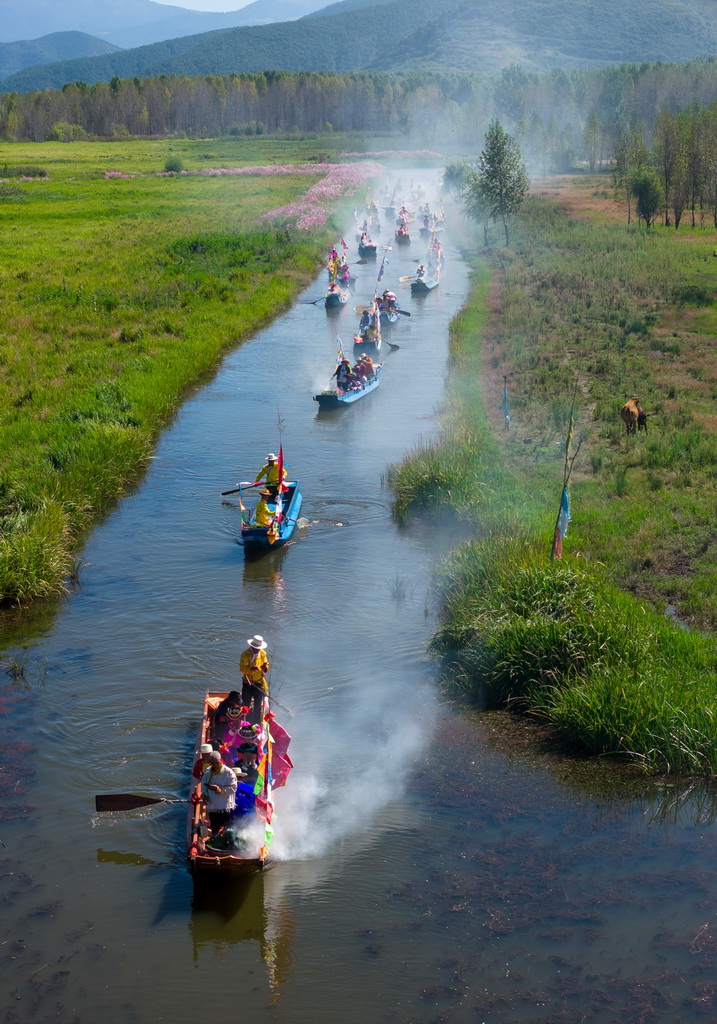 9月16日，當地群眾駕著豬槽船從瀘沽湖的洛洼北碼頭開始轉海（無人機照片）。