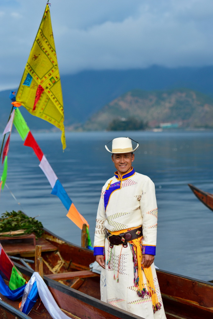 9月16日，一名當地男子身著盛裝準備駕駛豬槽船轉海。