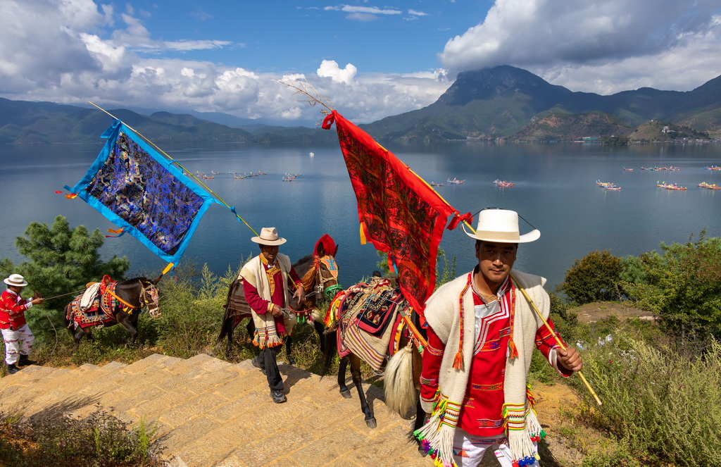 9月16日，當地群眾趕馬轉山。