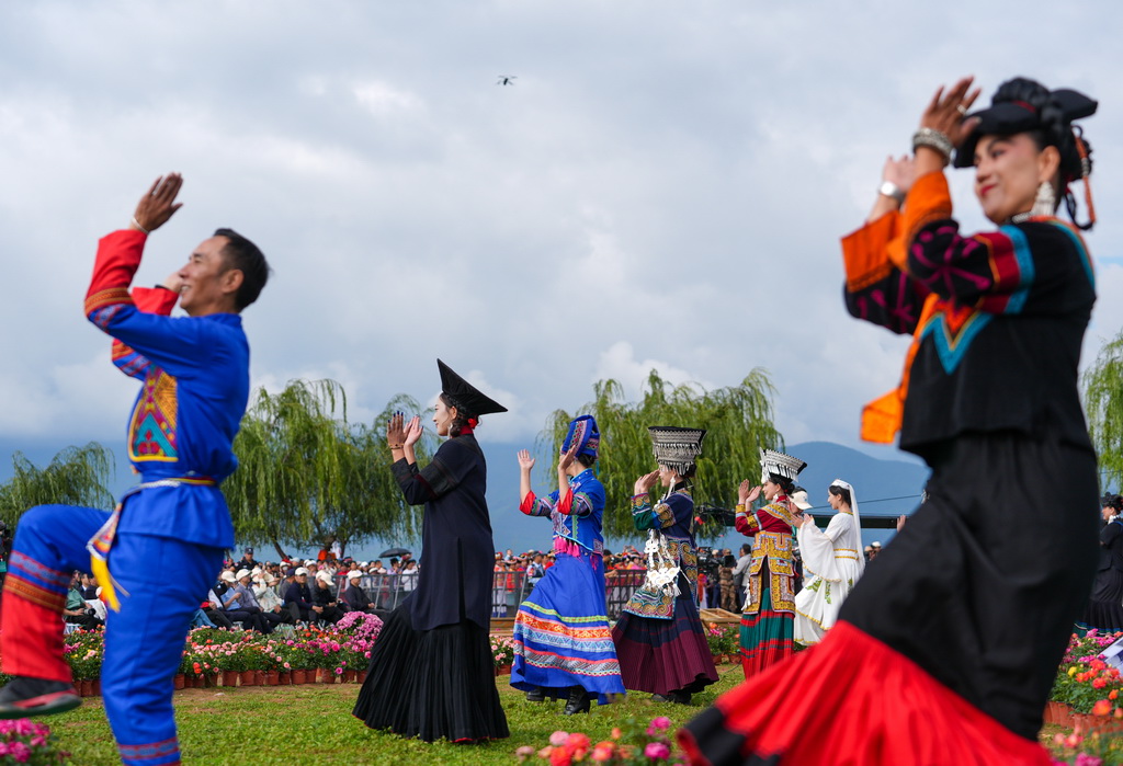 9月16日，當地群眾跳起傳統甲搓舞歡度轉山轉海節。
