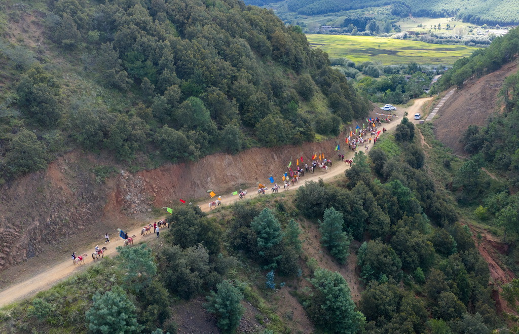 9月16日，當地群眾騎馬轉山（無人機照片）。