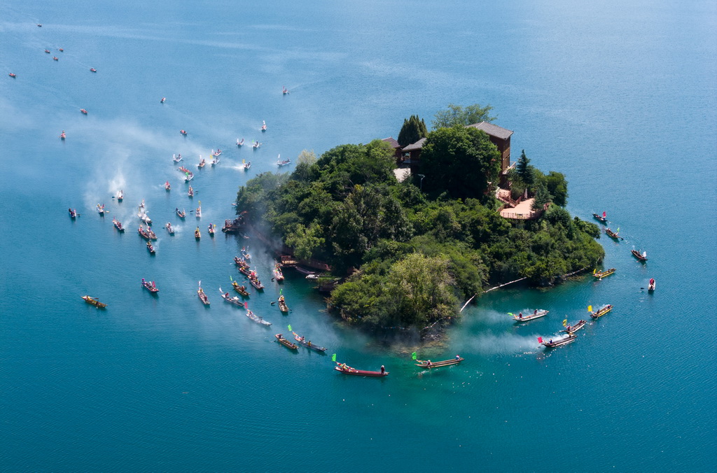 9月16日，當地群眾駕著豬槽船在瀘沽湖的王妃島轉海（無人機照片）。