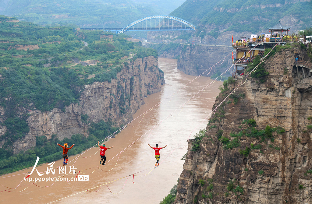 山西河津：高空扁帶國際挑戰賽舉行 中國選手奪冠