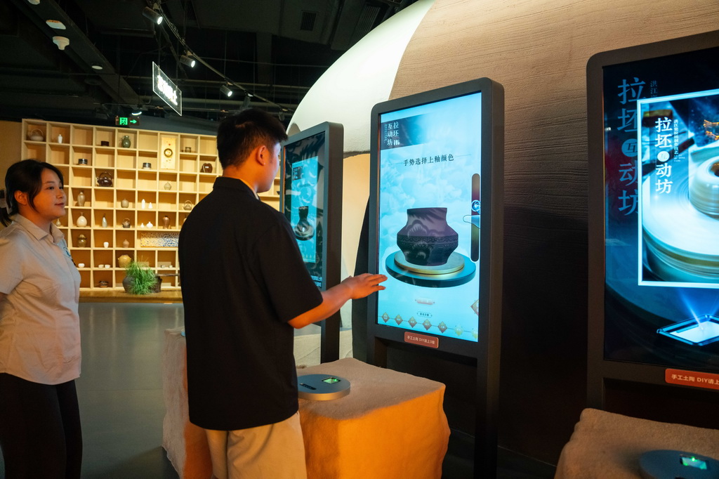 9月16日，在湖南省懷化市五溪非遺園，游客在體驗數字化土陶制作。