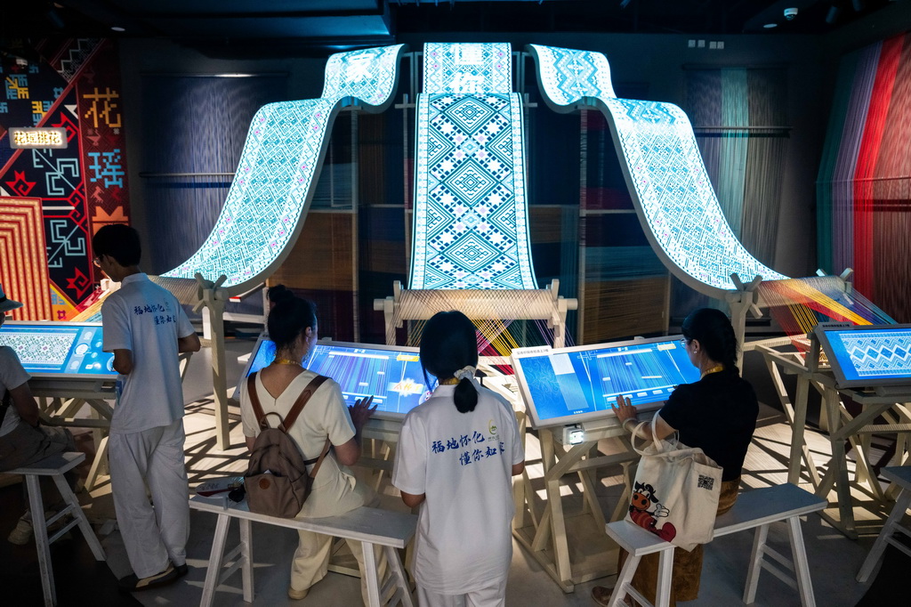 9月16日，在湖南省懷化市五溪非遺園，游客在體驗數字化織錦。
