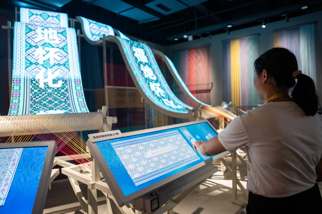 9月16日，在湖南省懷化市五溪非遺園，游客在體驗數字化織錦。