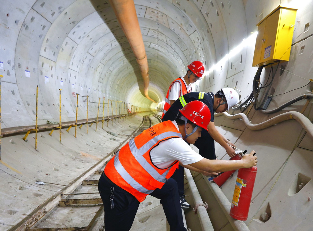 安全監理人員在深圳地鐵16號線共建管廊檢查施工現場的消防設施（9月16日攝）。