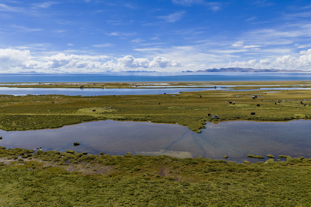 這是納木錯湖邊景色（無人機照片，9月16日攝）。