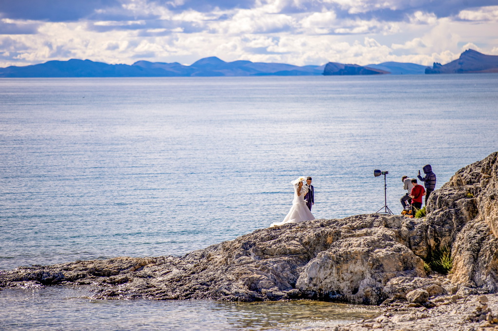 游客在納木錯湖邊拍攝婚紗照（9月16日攝）。