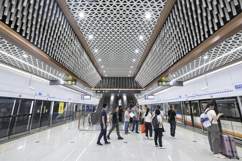 9月17日，旅客在成都地鐵10號線三期武侯祠站準備乘車。新華社記者 江宏景 攝