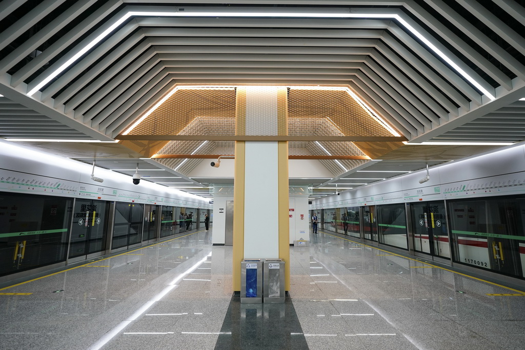 9月17日拍攝的成都地鐵17號線二期浣花里站站臺。新華社記者 胥冰潔 攝