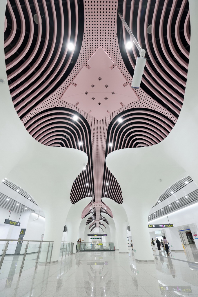 9月17日拍攝的成都地鐵10號線三期紅牌樓站內景。新華社記者 江宏景 攝