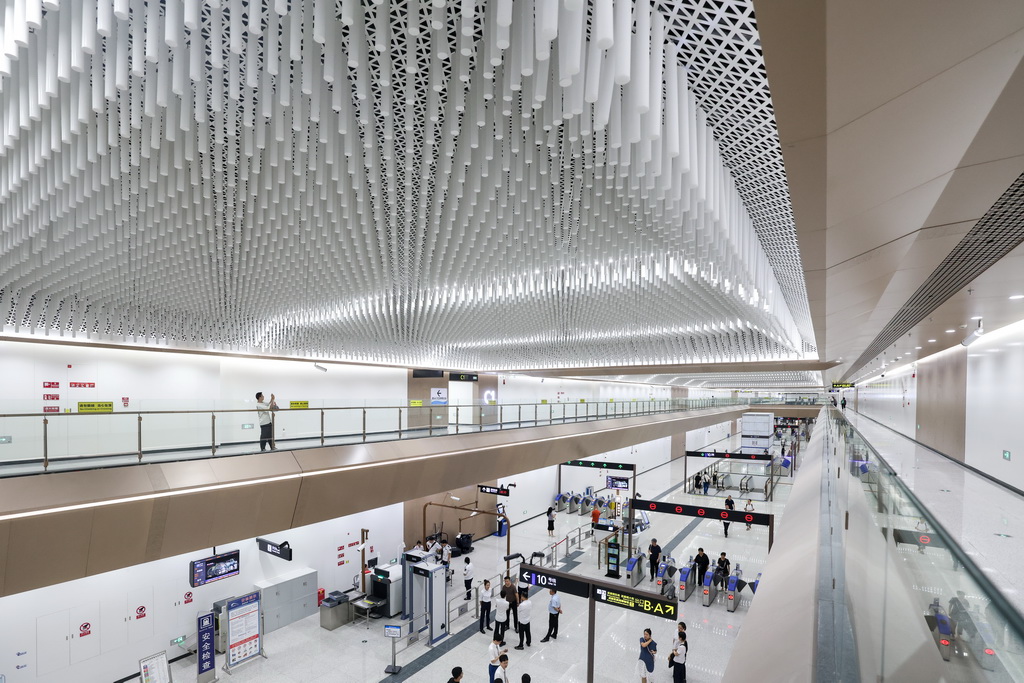 9月17日，在成都地鐵10號線三期武侯祠站，旅客進站準備乘車。新華社記者 江宏景 攝