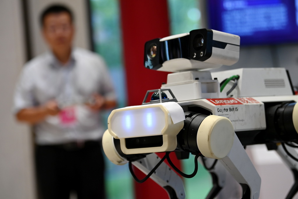 9月17日，工作人員在論壇的文化遺產數字化精品項目展上操作展示應用于應縣木塔數字化保護項目的聯想晨星六足機器狗。