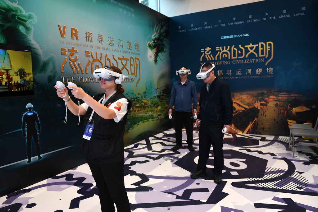 9月17日，與會嘉賓在論壇的文化遺產數字化精品項目展上體驗大運河VR項目《流淌的文明》。