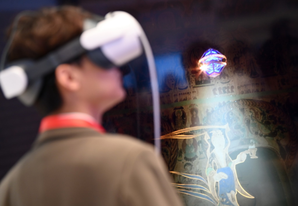 9月17日，與會嘉賓在論壇的文化遺產數字化精品項目展上體驗敦煌研究院《尋境敦煌》項目。