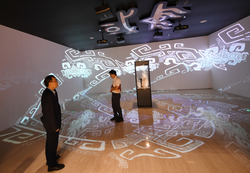 9月17日，與會嘉賓在論壇的文化遺產數字化精品項目展上參觀寶雞青銅器博物院《宅茲中國數字化展》。