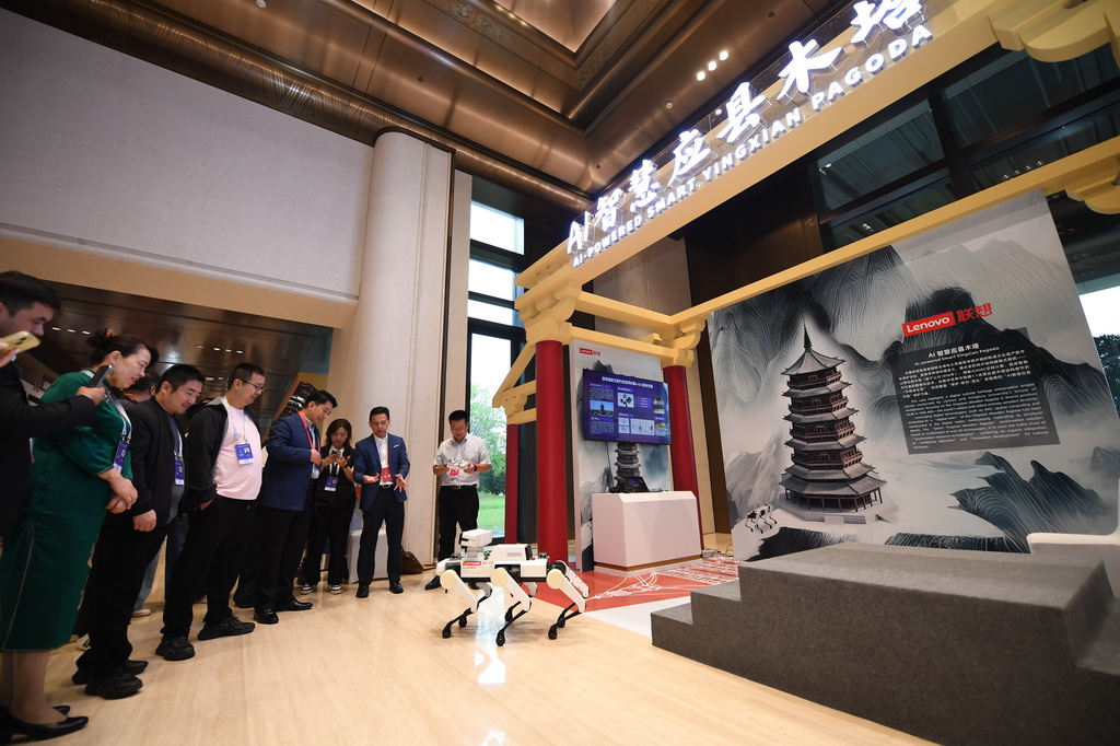 9月17日，與會嘉賓在論壇的文化遺產數字化精品項目展上了解AI智慧應縣木塔數字化保護項目。