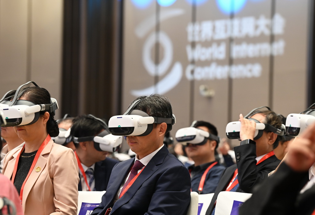 9月17日，與會嘉賓在2025年世界互聯網大會文化遺產數字化論壇開幕式上觀看VR宣傳片。