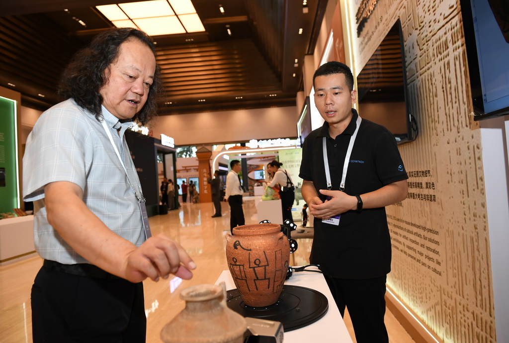 9月17日，與會嘉賓在論壇的文化遺產數字化精品項目展上了解思看科技高精度激光三維掃描技術。