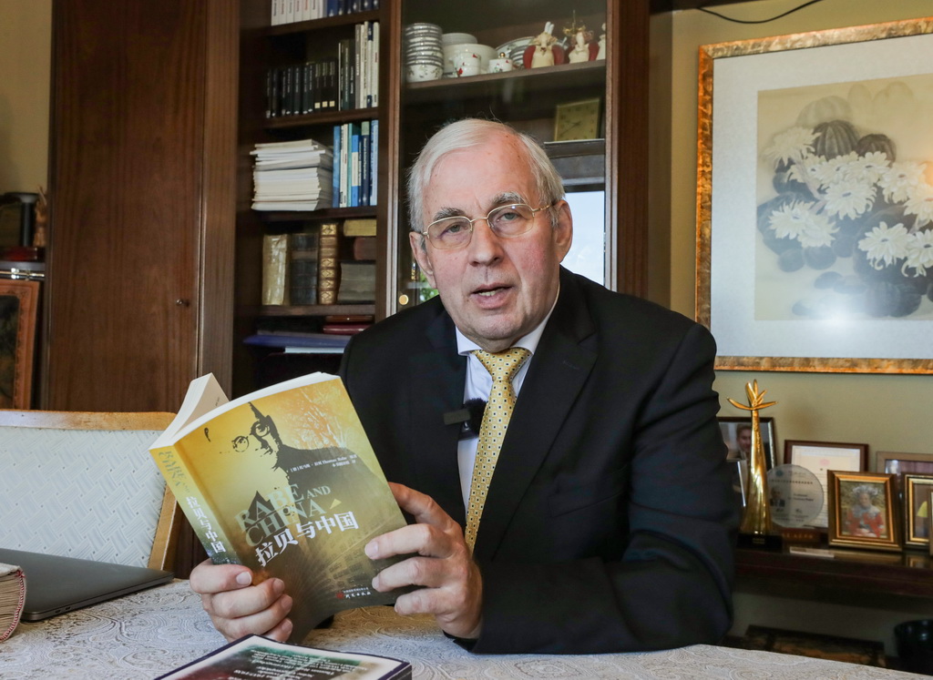 2025年8月7日，《拉貝日記》作者約翰·拉貝之孫托馬斯·拉貝在位于德國海德堡的約翰·拉貝交流中心內介紹《拉貝與中國》中文版圖書。新華社記者 張帆 攝