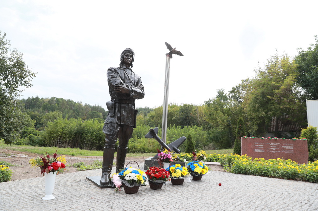 這是2025年9月1日在烏克蘭切爾卡瑟州切列平村拍攝的庫里申科紀念雕像。新華社記者 李東旭 攝